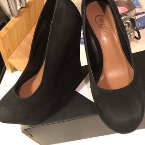 Black wedges